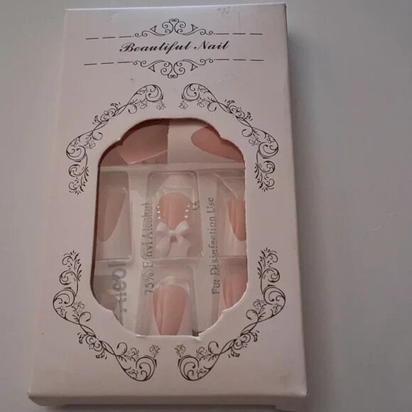beautiful nail press on. very elegant bow and pearls. - Picture 1 of 4